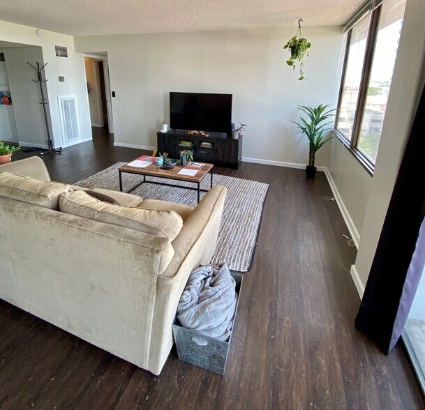 Building Photo - 450 W 7th St