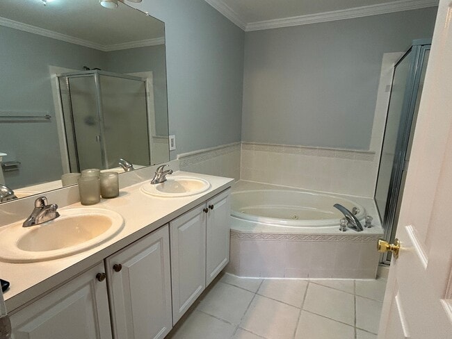 Building Photo - 450 Hartford Dr