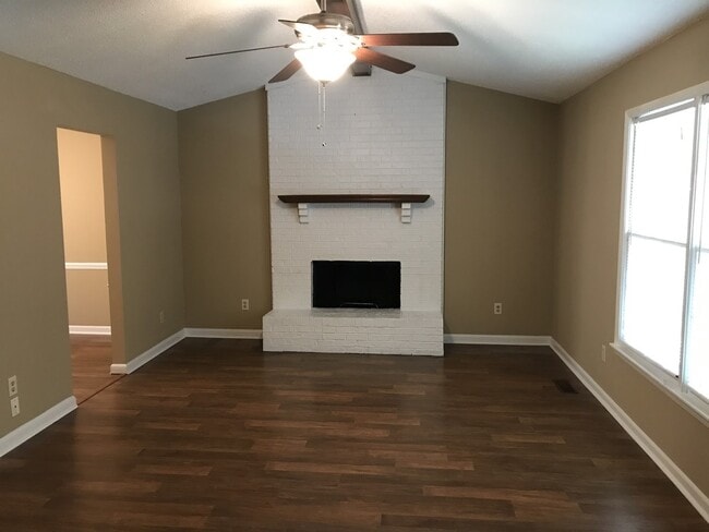 Building Photo - 3 bed 2 bath home for rent