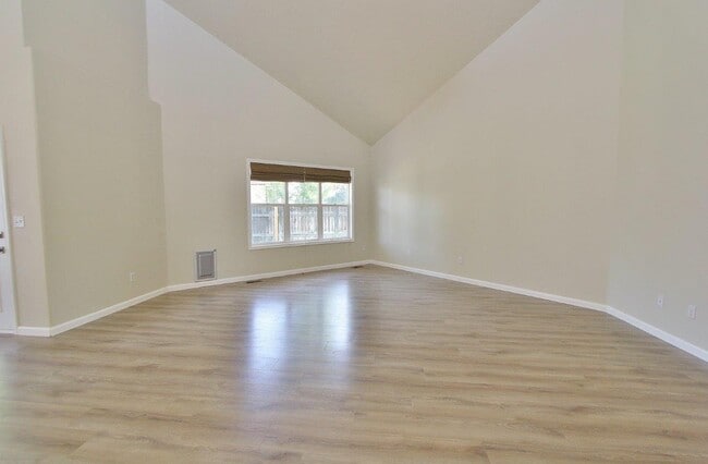 Building Photo - 2610 N Shoveler Way