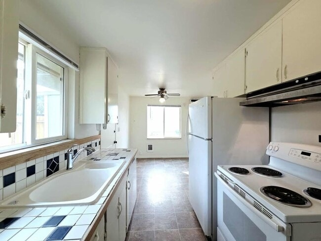 Building Photo - Two Bedrooms & One Bathroom Home $100.00 o...