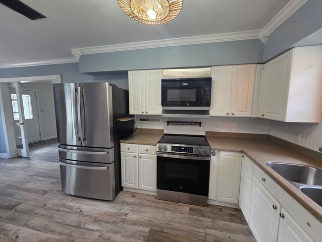 Building Photo - Spacious 5 Bedroom Home with Pool in Crystal Lake Homesites