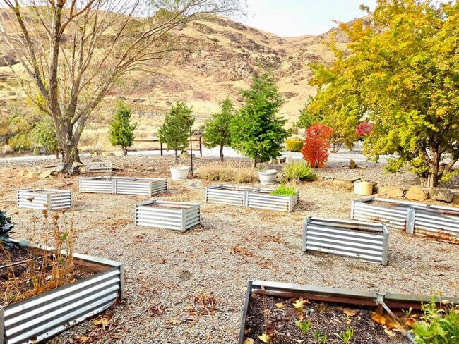 Building Photo - Gorgeous 4 Bed, 3 Bath Home w/ STUNNING RIVER FRONT VIEWS!!