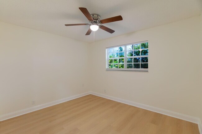 Building Photo - 2831 N Seacrest Blvd