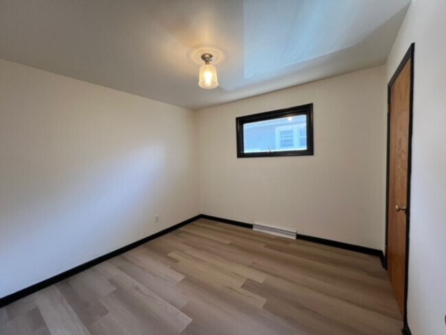 Building Photo - Charming 2BR Apartment Near Downtown Urbana + Garage