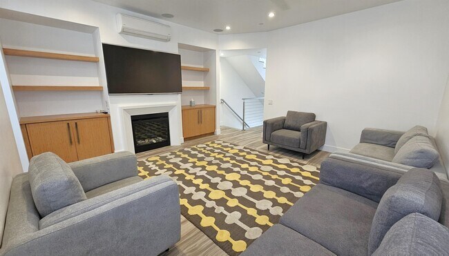 Building Photo - 237 1st St