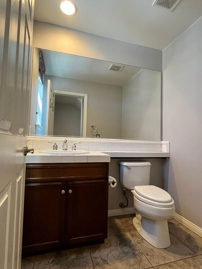 Building Photo - Beautiful Tri-level in Irvine!