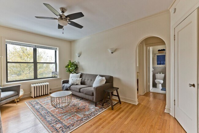 Building Photo - 1824 N Lincoln Park W