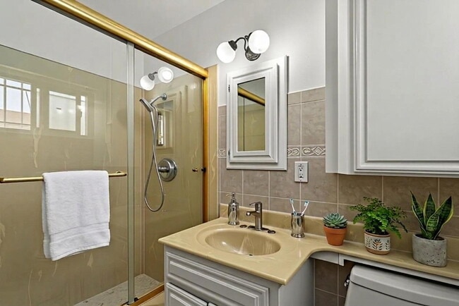 Building Photo - Spacious 3BR Retreat in the Heart of Cherokee Point