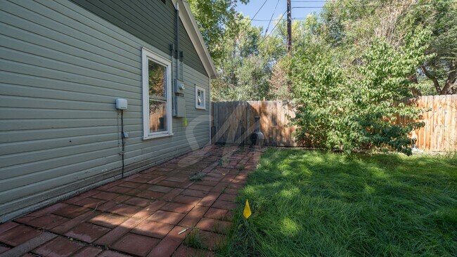 Building Photo - 520 W Pikes Peak Ave