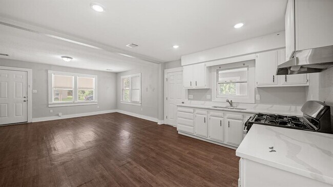 Building Photo - 1164 3 Rd St