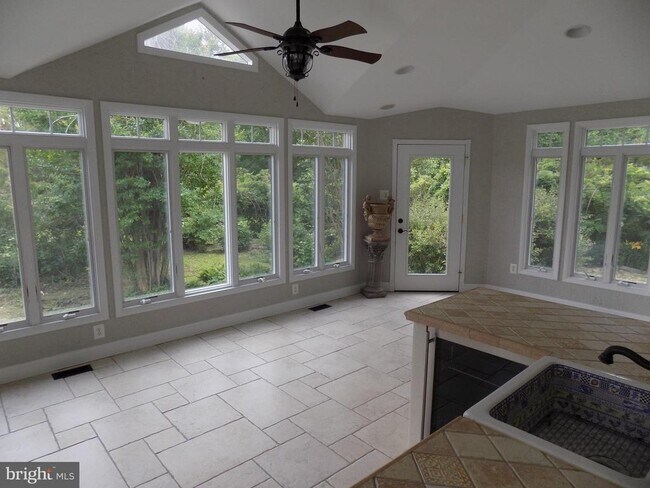 Building Photo - 313 Glenville Rd