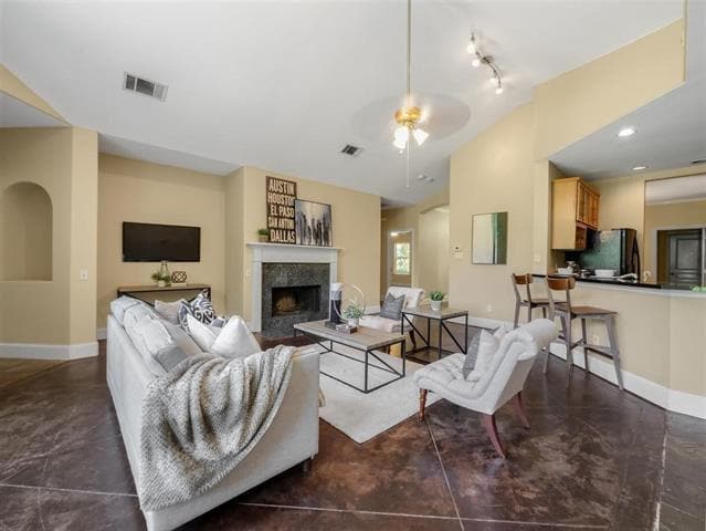 Building Photo - 10346 Bel Aire Dr