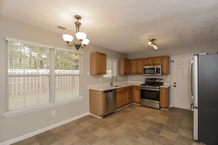 Building Photo - 2910 Water Lily Ct