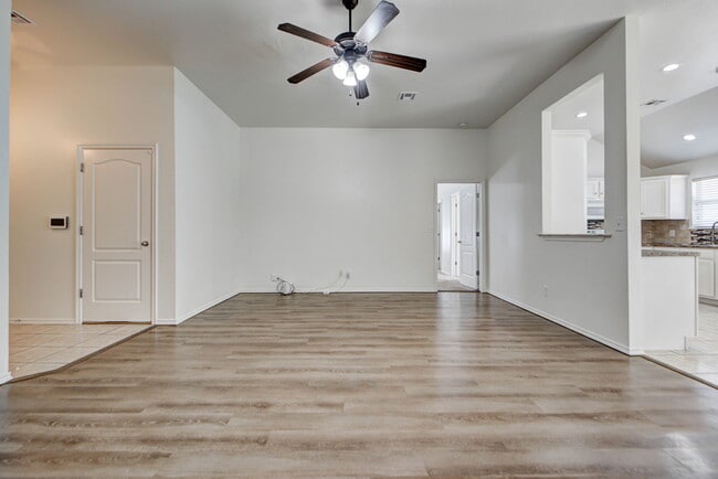 Building Photo - 608 Cavecreek St