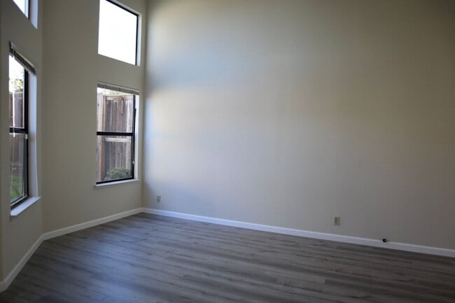 Building Photo - Spacious and bright 3-bedroom townhome-Nor...