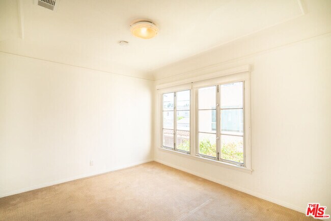Building Photo - 441 S Bedford Dr
