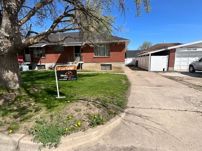 Building Photo - 484 38th St