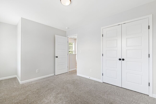 Building Photo - Nearly New 3 Bedroom home minutes to downt...