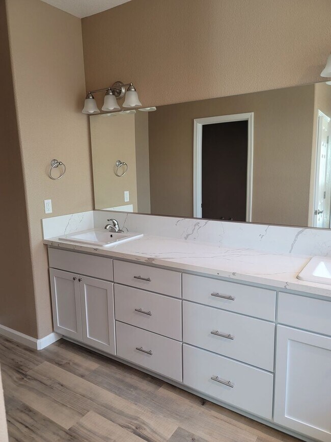 Building Photo - North Natomas-  NEWLY REMODELED