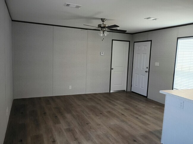 Building Photo - 10 Center Isle