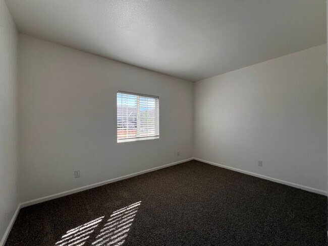 Building Photo - Luxurious 4 bedroom 3 bath family home in ...