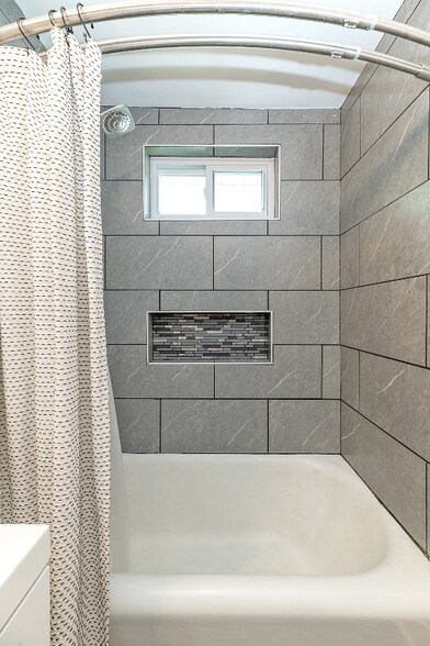 Building Photo - 321 W Lapeer St