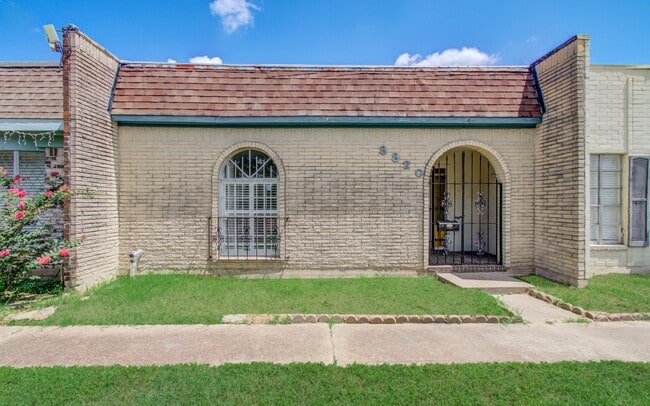 Building Photo - 8820 Bissonnet St