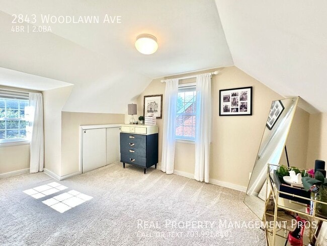 Building Photo - 2843 Woodlawn Ave