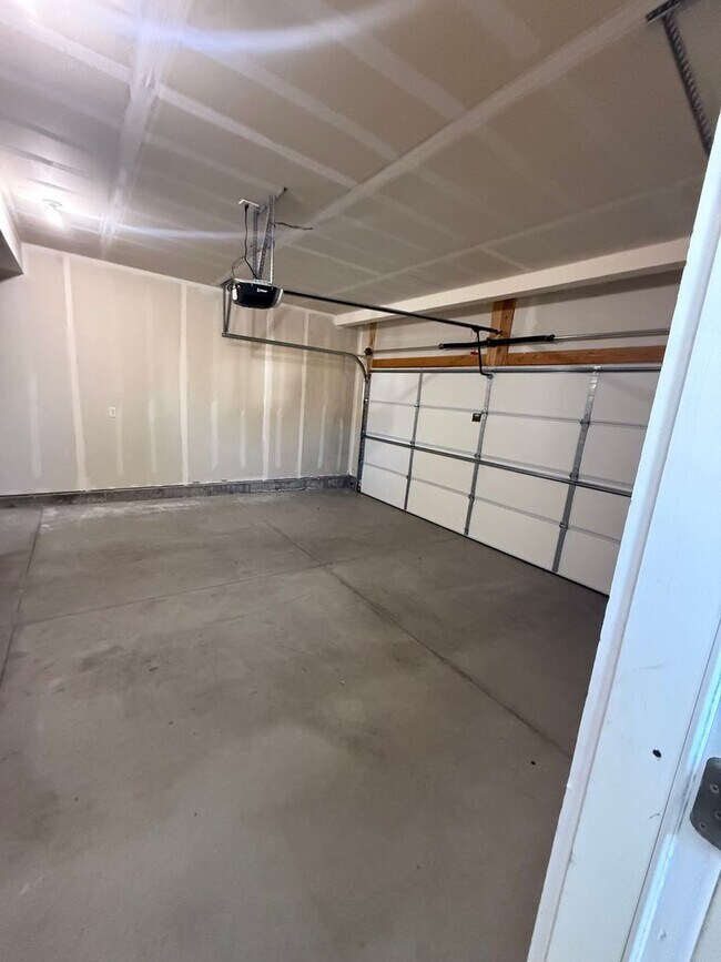 Building Photo - 3 Weeks Rent FREE! 3 Bed 2.5 Bath House for Rent in Morgan!