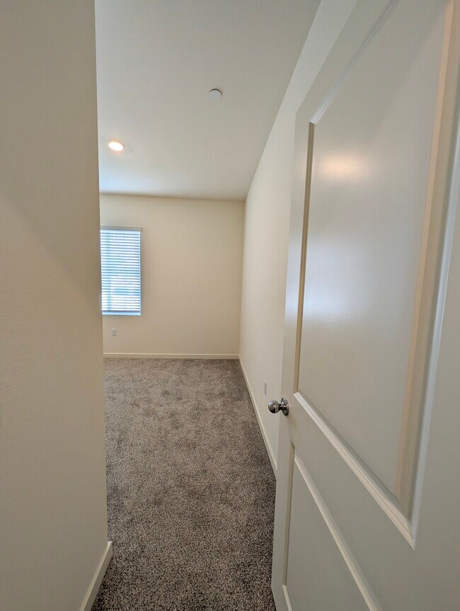 Building Photo - 821 Highlands Dr