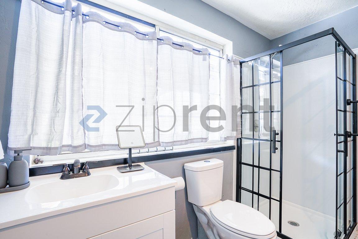 Building Photo - Unit A