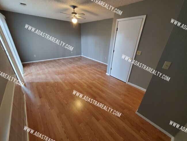 Building Photo - Gorgeous Shawnee Mission NW Home-Coming SO...