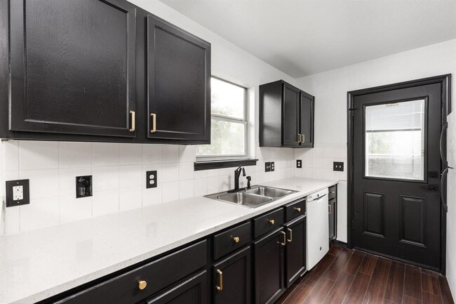 Building Photo - 6908 Villita Cove