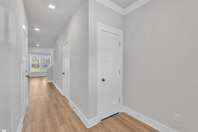 Building Photo - 46 Mardale Ln