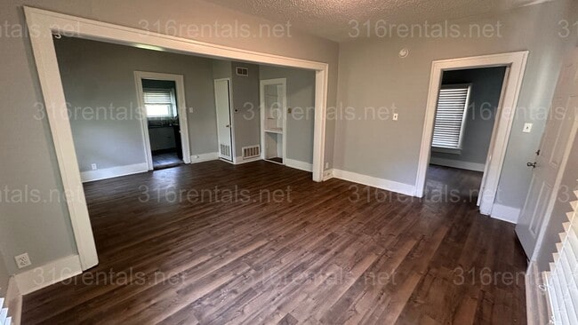 Building Photo - $849 - 2 bed 1 bath - Single Family Home L...