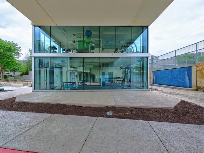 Building Photo - 604 N Bluff Dr