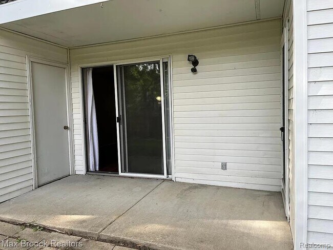 Building Photo - 42491 Plymouth Hollow Dr