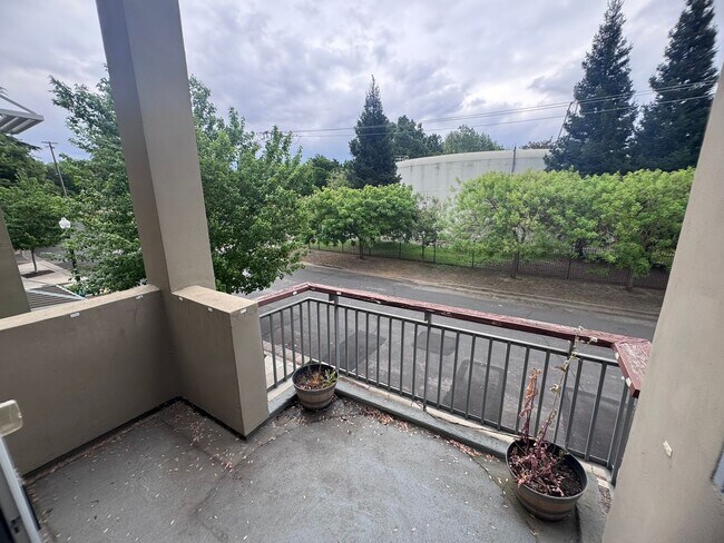 Building Photo - 2 Bedroom 2 Bathroom Home in West Sac