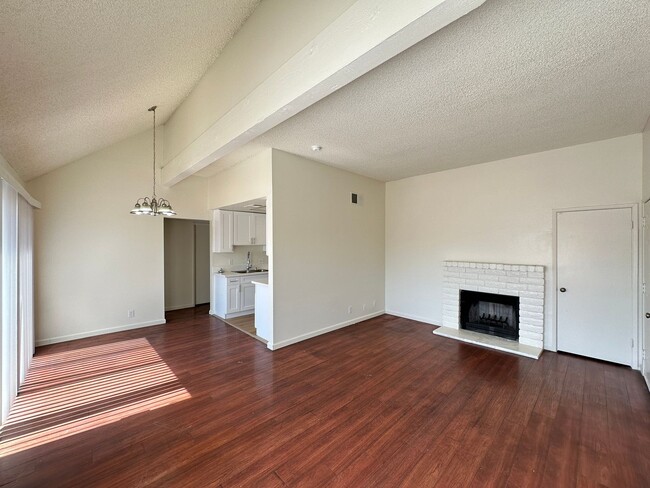 Building Photo - Condo & Newly Remodeled