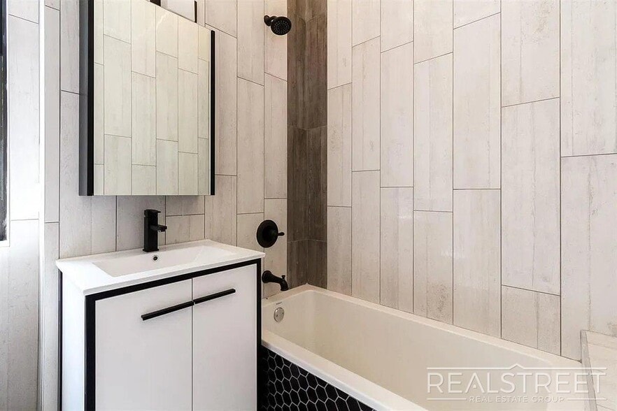 Building Photo - Sunny 3-Bedroom | 1.5 Bath in Prime Ridgewood – Steps to M & L Trains!