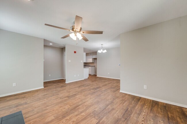 Building Photo - Stylish Upstairs Corner Unit Near Lake Ray...