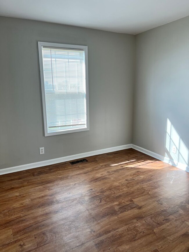 Building Photo - Charming ranch home.