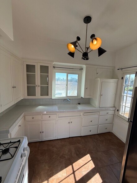 Primary Photo - 1154 N Curson Ave