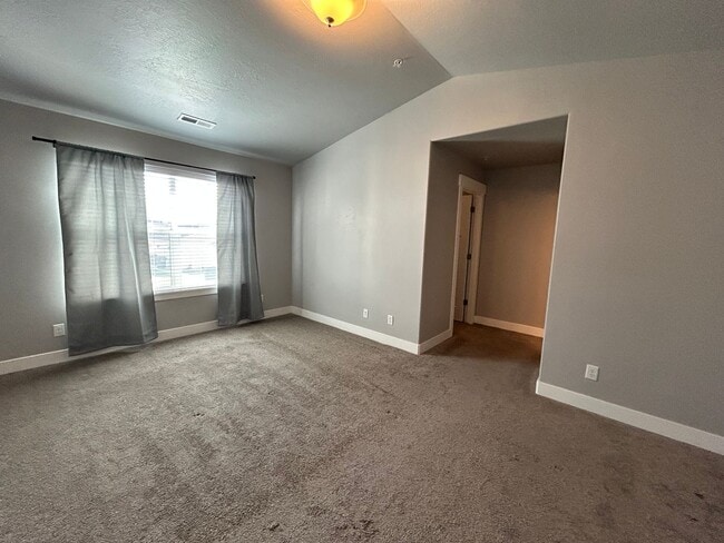 Building Photo - 3  Bedroom 2 Bathroom Condo in Springville!