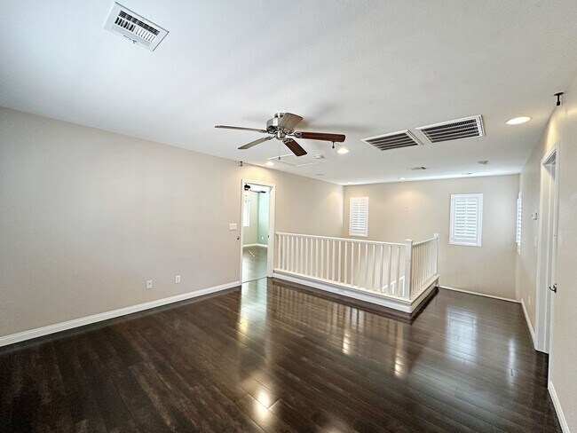 Building Photo - 3 Primary Bedrooms + Loft in Mountain's Ed...