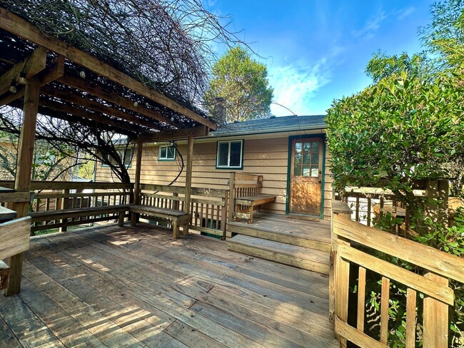 Building Photo - North Seattle Four Bedroom Home