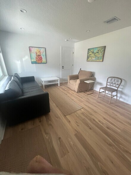 Building Photo - 615 Azalea Ln