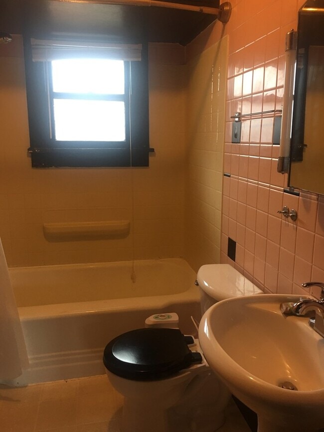 Building Photo - 2 bedroom, 1 bath Bungalow - Available Now!