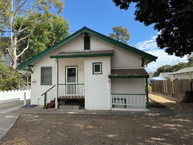 Building Photo - Rare 2 Bedroom Home Downtown Dixon *Star R...